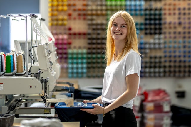Textilveredelung und Berufsmoden – Stickmaschine mit Garnwand